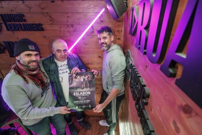 Ricky y Samu, de Eslabon, con Jacho, gerente de La Rúa (centro).