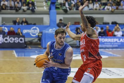 Guðmundsson durante el partido contra Baxi Manresa.