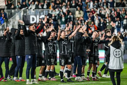 Los jugadores del Burgos CF celebran la eliminación del Getafe con la afición.