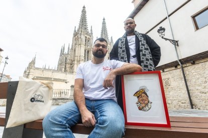 Santiago y Félix muestran algunas de sus creaciones frente a la Catedral de Burgos.
