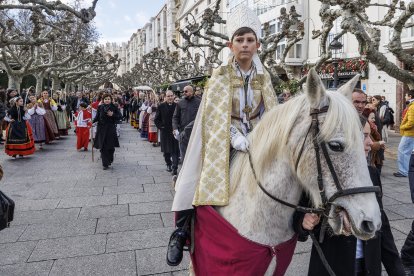 El Obispillo realiza el tradicional paseo antes de llegar al Ayuntamiento de Burgos.
