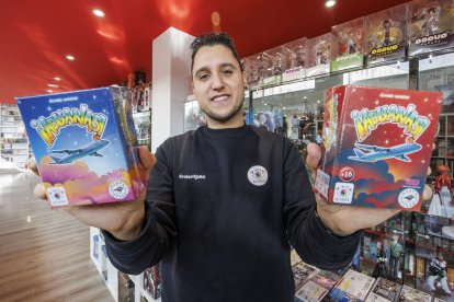 Álvaro Sancho muestra las dos versiones de su juego Aduanas en el interior de Ävalon.