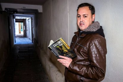 El escritor David López Cabia, con un ejemplar de su última novela, ‘Callejones sin gloria’.