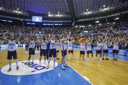Los jugadores celebran el triunfo con la afición.