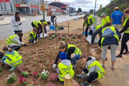 Plantación de árboles en las calles del polígono Burgos Este.
