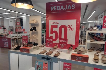 Archivo - Rebajas en un comercio local del Casco Viejo de Bilbao.