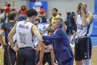 El entrenador segoviano da instrucciones a sus jugadores durante el partido ante Gran Canaria en el Coliseum.