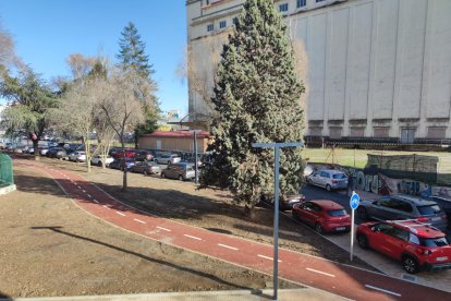 El pasaje Fernando de Rojas, con vehículos aparcados en las aceras.