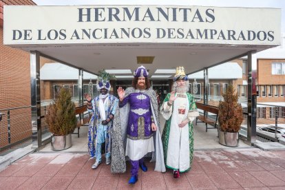 Los Reyes Magos de Oriente posan en su llegada a la residencia de ancianos Teresa Jornet.