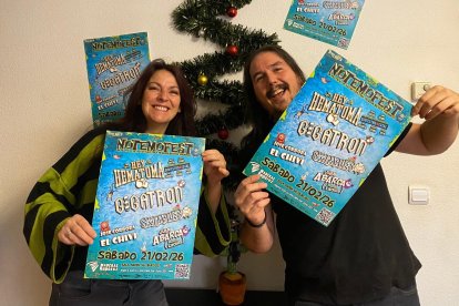 Rosa Contreras y Gonzalo Navazo, de la promotora Steel Souls, muestran con orgullo el cartel del tercer acto de su queridísimo Notemofest.