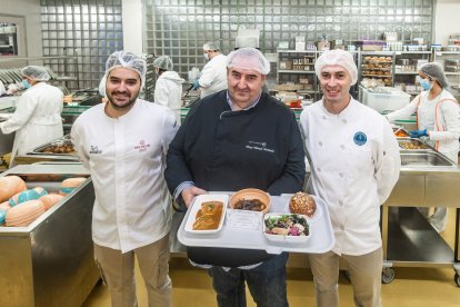 Ricardo Temiño (La Fábrica), Víctor Manuel Hernando (HUBU) y Miguel Ángel Castro (Marea Bread) muestran el menú del día de Reyes.