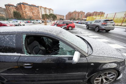 Vehículo vandalizado en el aparcamiento disuasorio del Silo.