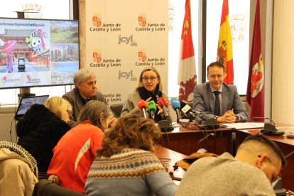 La vicepresidenta de la Junta y consejera de Familia e Igualdad de Oportunidades, Isabel Blanco (centro), en la delegación territorial de la Junta en León este miércoles.