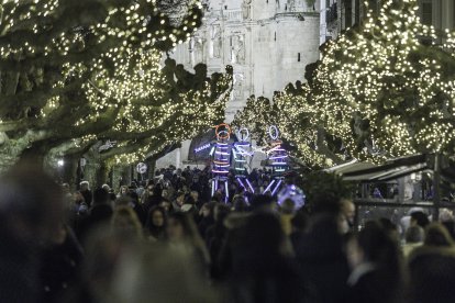 Burgaleses y visitantes pasean por el Espolón iluminado.