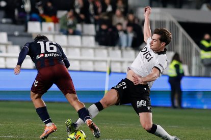 Íñigo Córdoba, autor del gol, intenta quitar el balón a un rival.