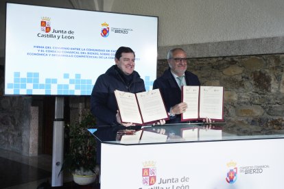 El presidente de la Junta de Castilla y León, Alfonso Fernández Mañueco, junto al presidente del Consejo Comarcal del Bierzo, Olegario Ramón, durante la firma del nuevo convenio marco.