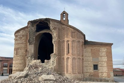 El ábside de la Iglesia de Nuestra Señora del Castillo de Muriel de Zapardiel (Valladolid) se derrumba.