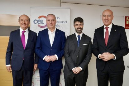 El tesorero del Círculo Empresarial Leonés, CEL, Pablo Roberto Herrero; el presidente del grupo de trabajo del CEL que ha elaborado la encuesta, Miguel Iraburu, acompañados por el director territorial de Abanca Castilla y León, Marcos Lamas, y el alcalde de León, José Antonio Diez, presentan los resultados de la Encuesta Empresarial Círculo 2025.
