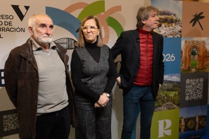 El presidente del Ciref, Lluís Godé; la presidenta de la Confederación Hidrográfica del Duero , María Jesús Lafuente y el alcalde de Soria, Carlos Martínez durante la , presentación  del Congreso  ‘RestauraRíos 2026’.