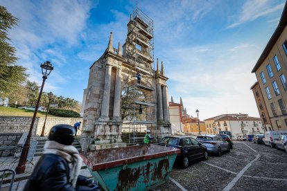 Operarios trabajan en la limpieza del arco de Fernán González.