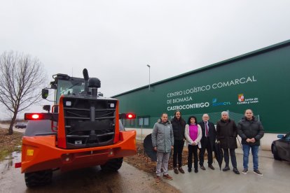 El director general de Infraestructuras y Sostenibilidad Ambiental, Jose Manuel Jiménez (centro derecha), inaugura el Centro Logístico de Biomasa de Castrocontrigo (León).