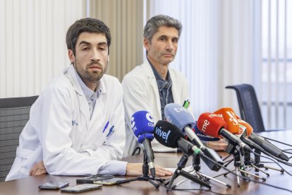 El director del HUBU, Carlos Cartón, y el jefe de Oncología, Enrique Lastra.