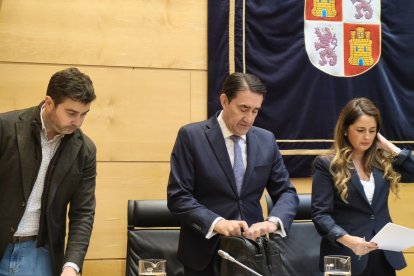 El consejero de Medio Ambiente, Vivienda y Ordenación del Territorio de Castilla y León, Juan Carlos Suárez-Quiñones, en la Comisión del ramo de las Cortes de Castilla y León.