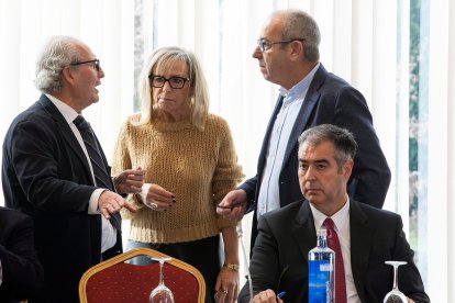 San Millán conversa con Javier Herrán en presencia de la secretaria General de FAE, Emiliana Molero, y del nuevo tesorero Esteban Pérez Pino (sentado).