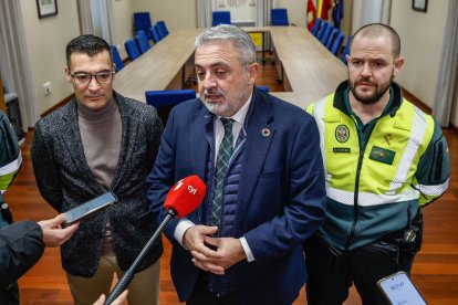 El jefe provincial de la DGT, Raúl Galán; el subdelegado del Gobierno, Pedro de la Fuente y el comandante del Subsector de Tráfico de la Guardia Civil, Javier Guerra.