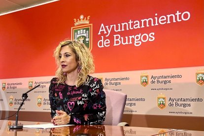 Blanca Carpintero, en un instante de la rueda de prensa en la sala del Ayuntamiento de Burgos.