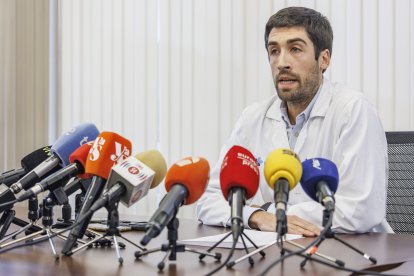 El gerente del Hospital Universitario de Burgos, Carlos Cartón, en la rueda de prensa del pasado martes día 13.