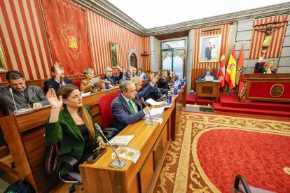 Pleno municipal ordinario del mes de enero, en el que los concejales de PP y Vox votan en el mismo sentido a una proposición.