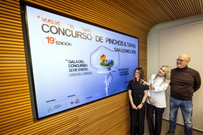 De izquierda a derecha: las chefs Ángela Vázquez e Isabel Álvarez junto con el presidente de la Federación de Hostelería, Enrique Seco.