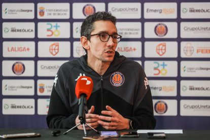 El entrenador del CB Tizona, Denís Pombar, en su primera comparecencia ante los medios.