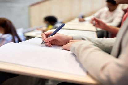 Archivo - Consejo.- CyL aprueba una subida salarial para docentes de hasta 2.100 euros al año para los más veteranos.