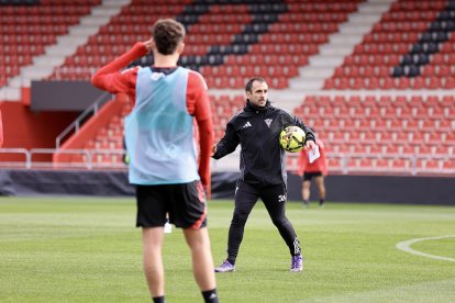 Antxon Muneta durante un entrenamiento en Anduva.
