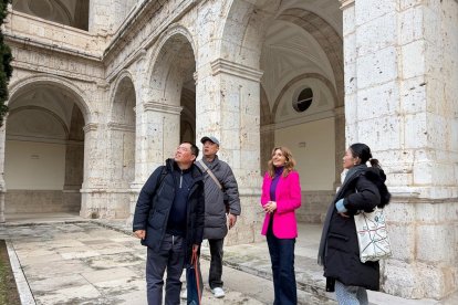 La viceconsejera de Acción Cultural, Mar Sancho, recibe a representantes de GrayScale Production, productora de 'What a trip'.