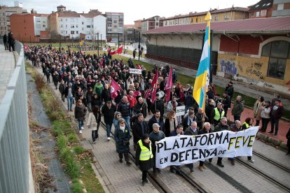 La Plataforma en Defensa del Ferrocarril de Vía Estrecha (Feve) de León convoca una manifestación y cadena humana para reclamar que no se entierre el trazado ni se implante el autobús eléctrico en el tramo afectado.