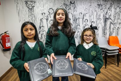 Angelina Espín, Sofía Barrasa y Lucía Mediavilla son las tres niñas que han roto la tradición del coro infantil masculino en la Catedral de Burgos.