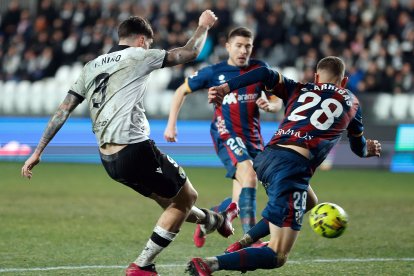 El Burgos brega para lograr un triunfo que le mete en play off

FÚTBOL. El Burgos CF logró un triunfo de peso frente a la SD Huesca en El Plantío (1-0) / Fer Niño marcó un golazo que valió tres puntos, minutos antes de ser expulsado