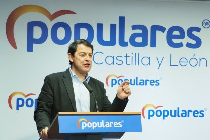 Archivo - El presidente del PP en funciones de la Junta de Castilla y León, Alfonso Fernández Mañueco, interviene en la clausura de la Junta Directiva Autonómica del Partido Popular de Castilla y León, en la sede del PPCyL, a 15 de febrero de 2022, en Val.