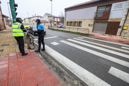 La Policía Local, en Castañares, después del atropello.