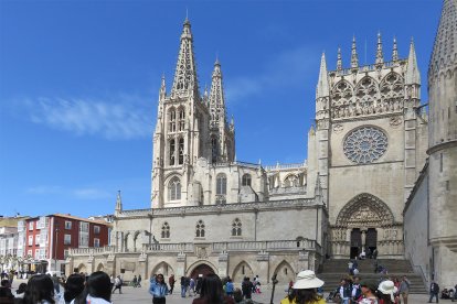 Turistas en la plaza de San Fernando de Burgos.