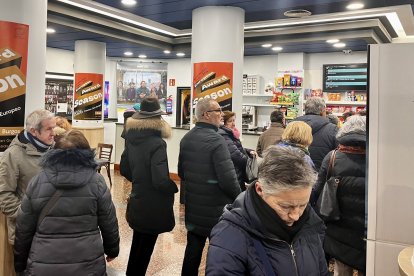 Varias personas hacen cola para comprar entadas un martes en cines Van Golem.