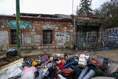 Edificio de la antigua fábrica de Lejías El Cid, en la calle Los Colonia, ya vallado.