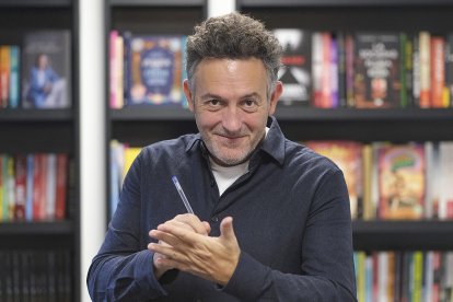 El escritor Mikel Santiago presenta 'La chica del lago' en Burgos.
