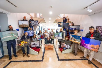 Miembros del Fotoclub Contraluz posan con algunas fotografías.