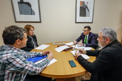 Reunión de la Asociación Provincial de Autoescuelas con el jefe de la DGT en Burgos y el subdelegado del Gobierno.