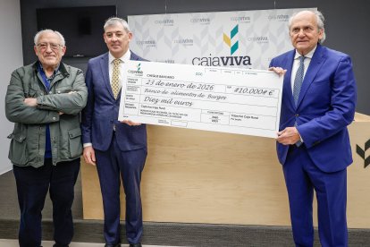 Miguel Ángel López, José María Hontoria y Julián Martínez, durante la entrega del cheque con la recaudación de la lotería solidaria.