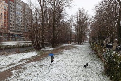 Imagen de la orilla del Arlanzón con nieve.